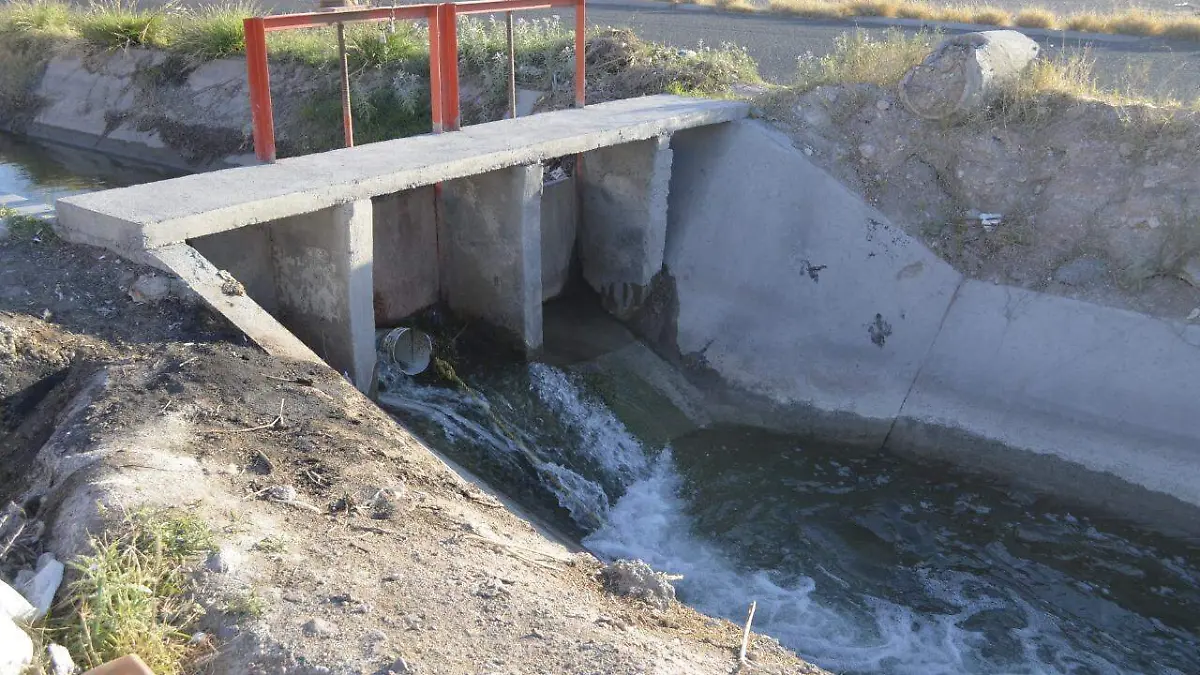 Lllega agua a los canales laterales